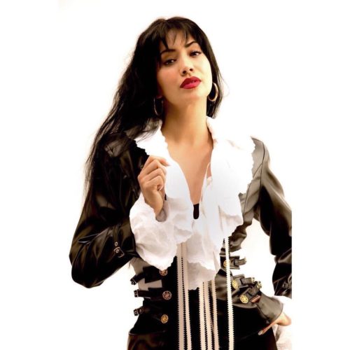 Maya Zapata interpretando a Selena Quintanilla