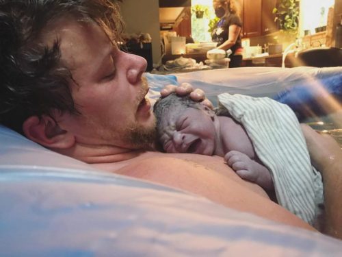 Danny Wakefield papá trans con su bebé