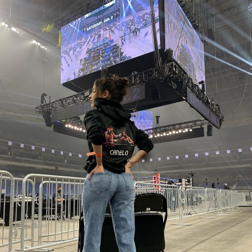Paty Cantú con la sudadera del Canelo