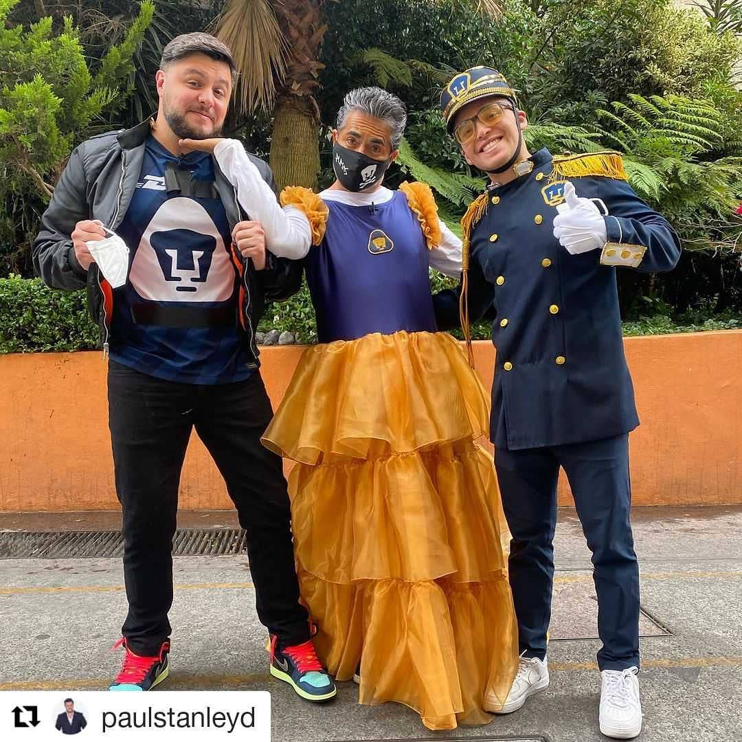 Foto Raúl Araiza con vestido de Pumas