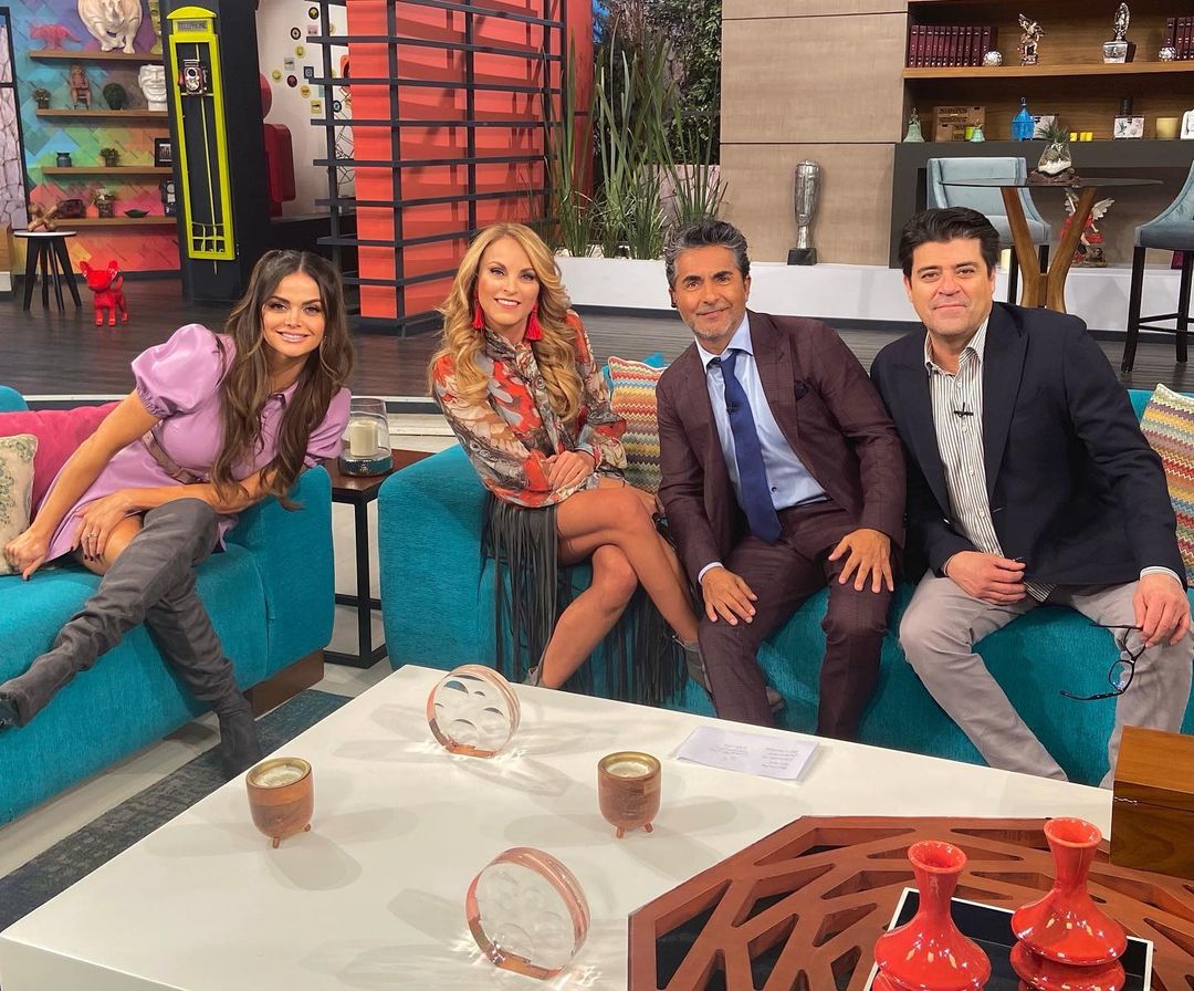 Raúl Araiza con su novia en el programa Hoy