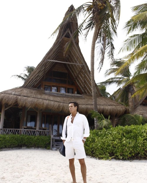 Foto Roberto Palazuelos en la playa