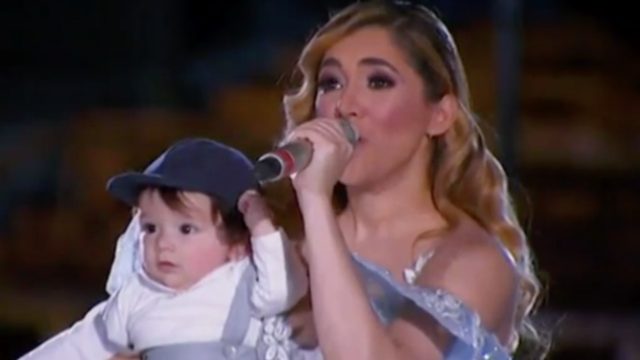 Foto de Sherlyn con su hijo AndrÃ© cantando maÃ±anitas a la Virgen