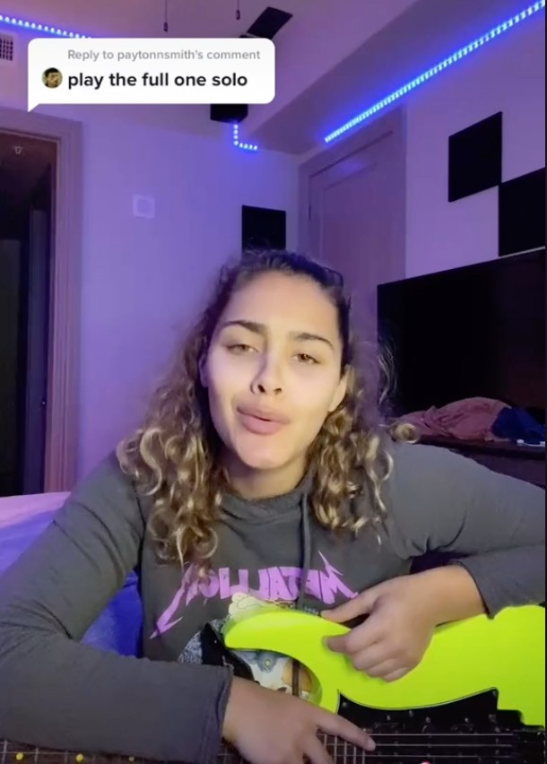 Tiktoker tocando one metallica guitarra