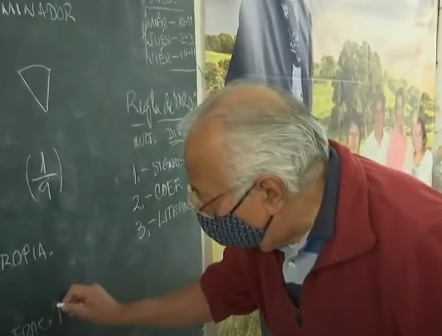Abuelo dando clases