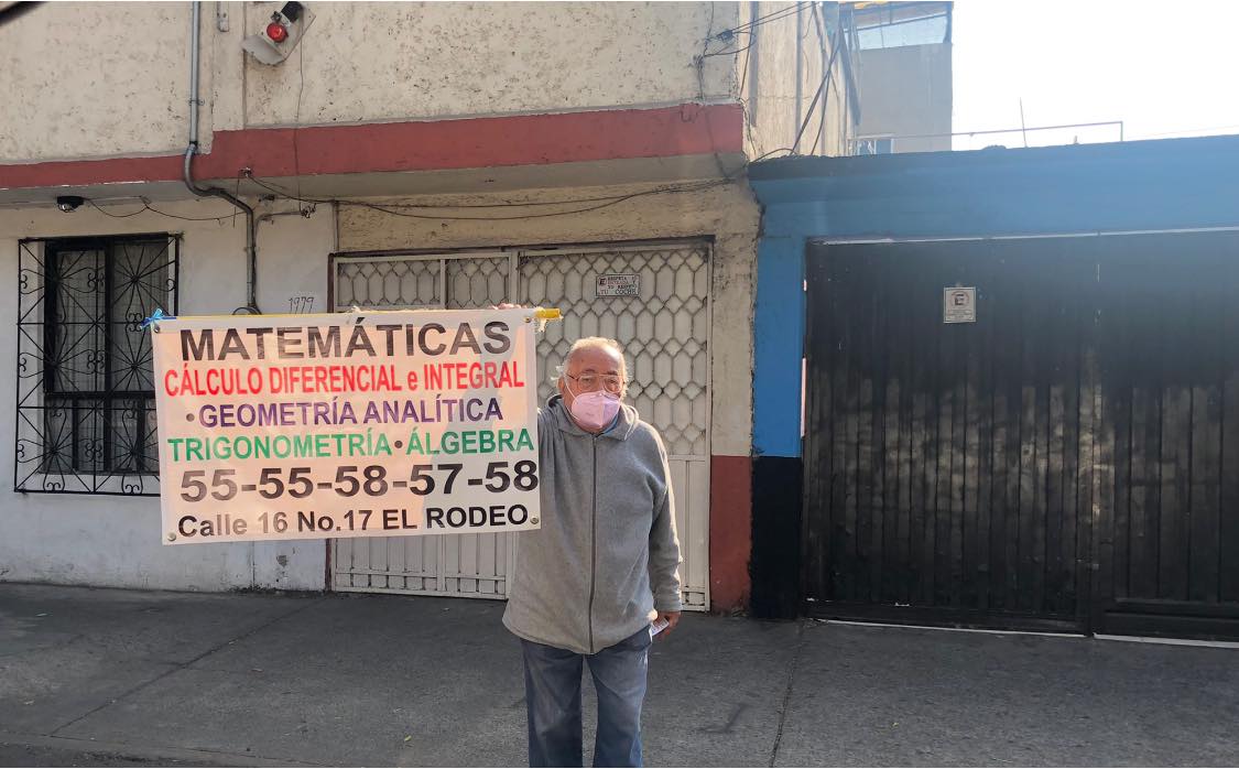 Abuelo con cartel
