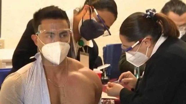 El médico musculoso que enamoró a México vacunándose contra la Covid