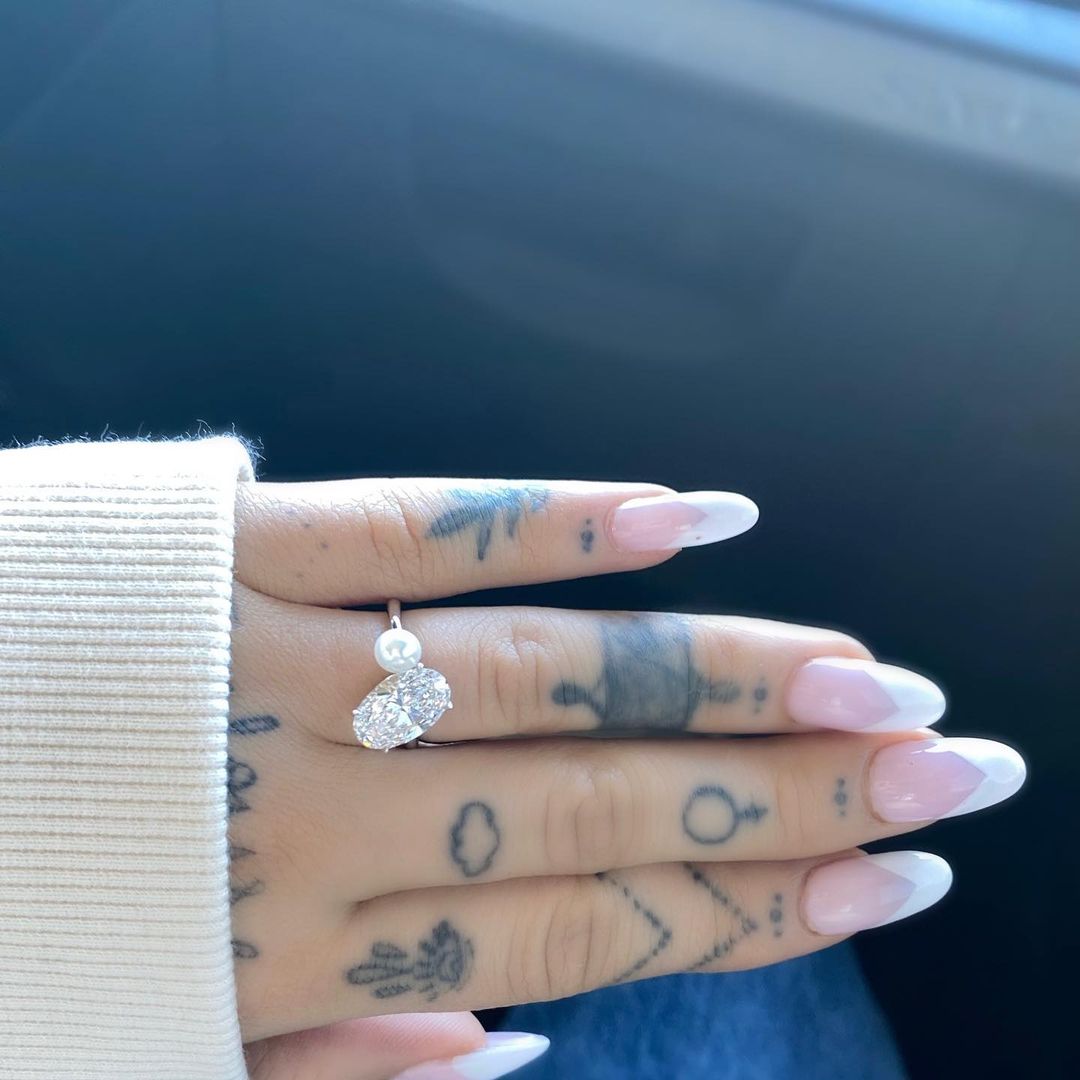 Ariana Grande anuncia su compromiso con su novio Dalton Gomez y así presumió su anillo