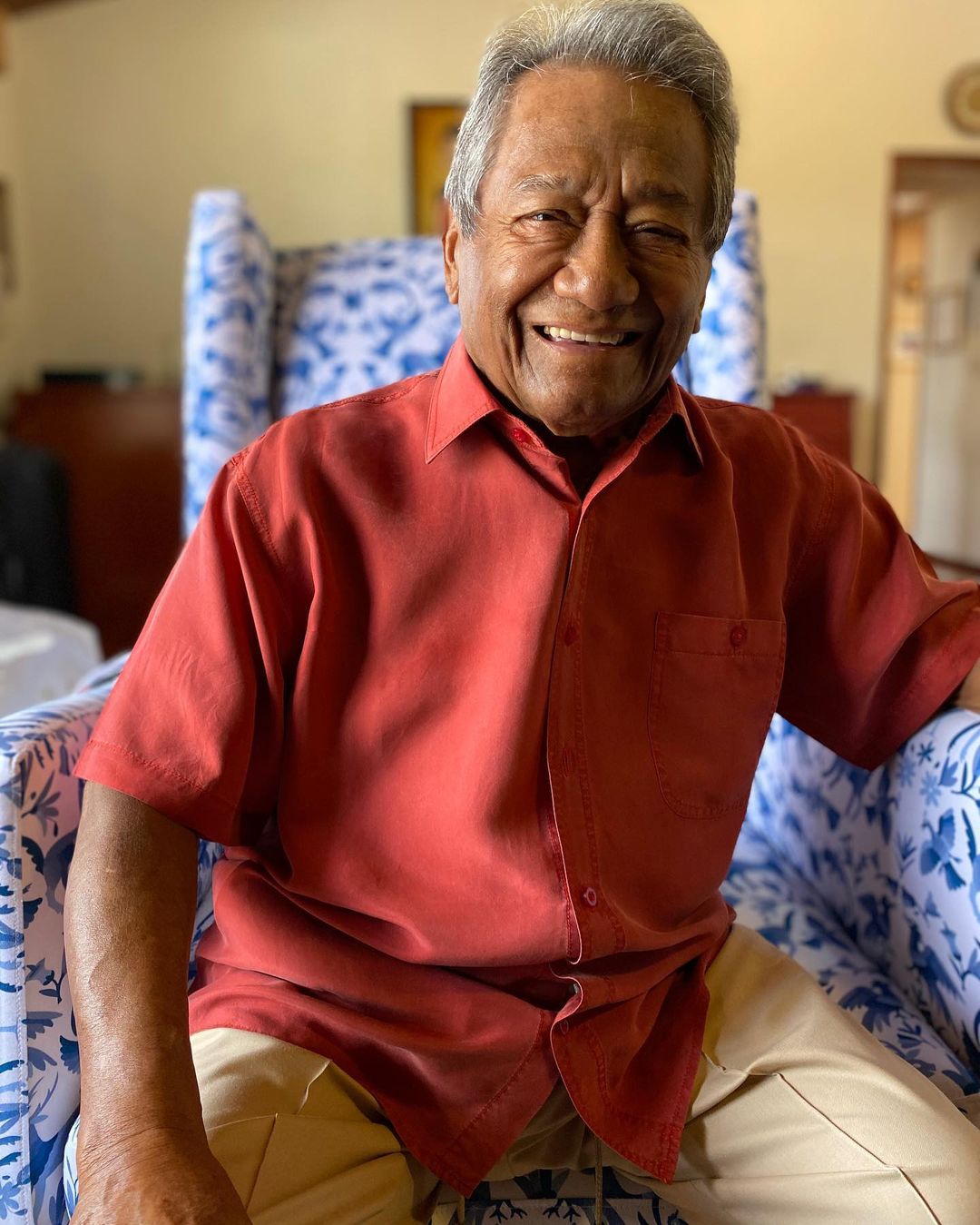 Armando manzanero camisa roja