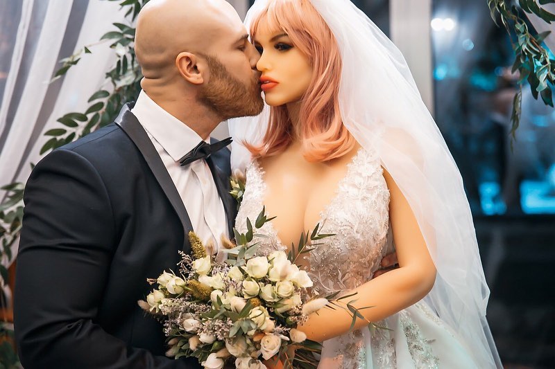 Famoso fisicoculturista se casa con su muñeca en una boda polémica