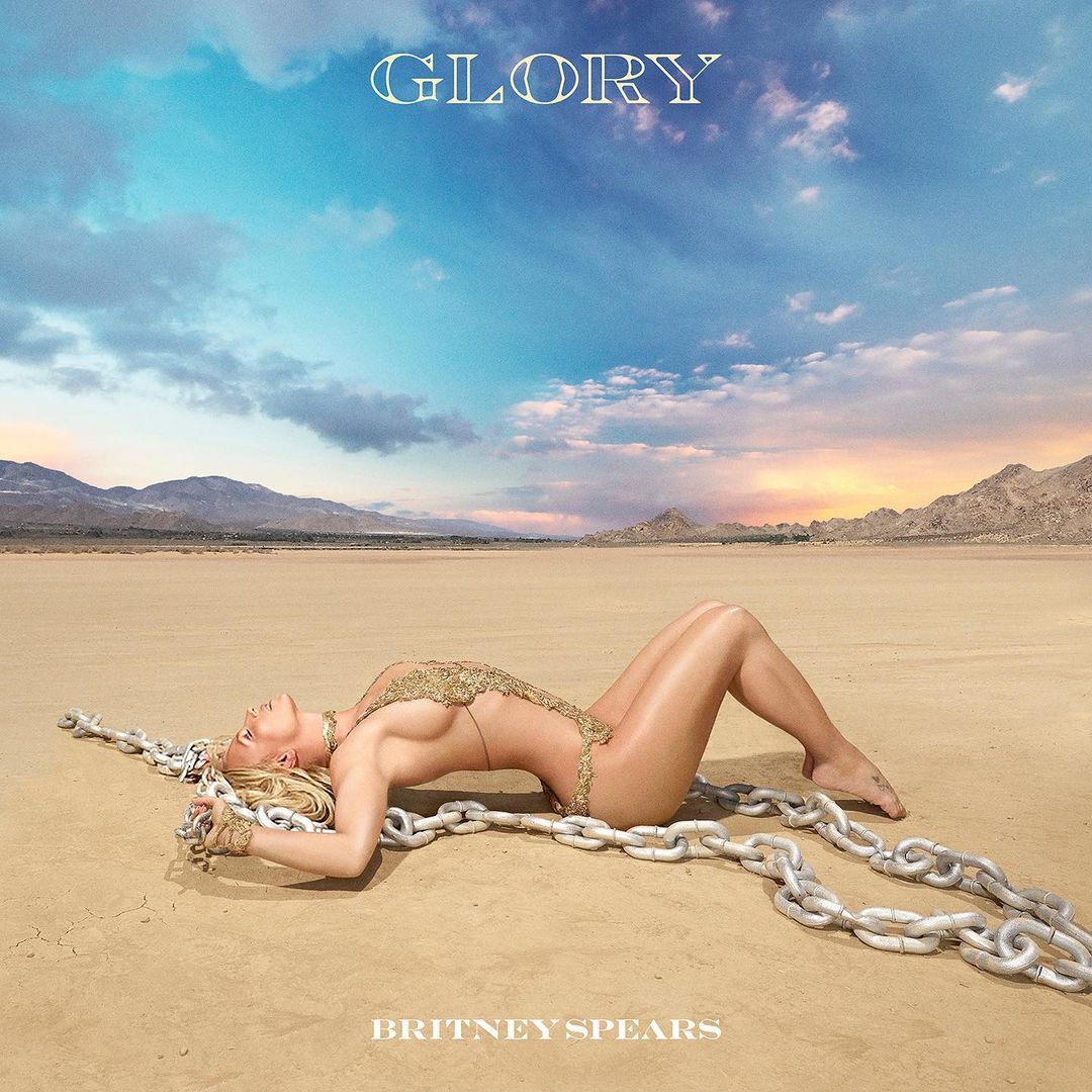 Britney Spears recostada en la playa