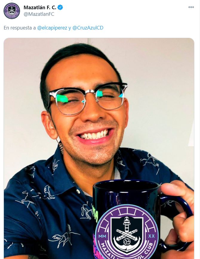 Capi Pérez pide ayuda para quitar logo del Cruz de su taza.