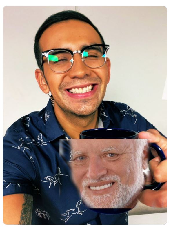 Capi Pérez pide ayuda para quitar logo del Cruz de su taza.