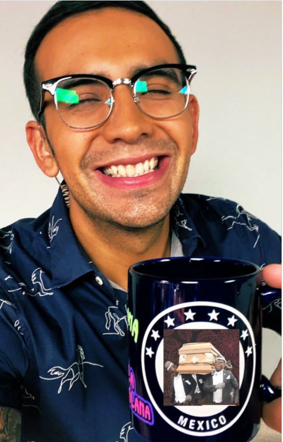 Capi Pérez pide ayuda para quitar logo del Cruz de su taza.