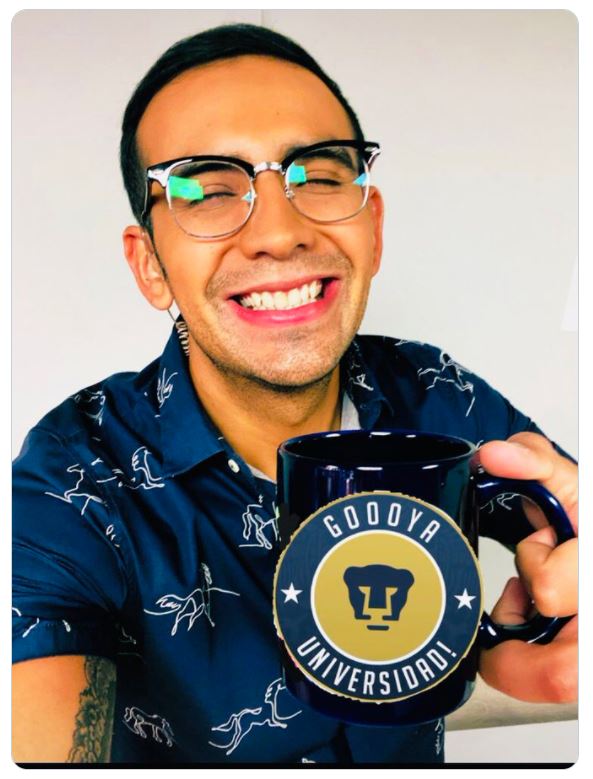 Capi Pérez pide ayuda para quitar logo del Cruz de su taza.