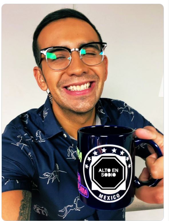Capi Pérez pide ayuda para quitar logo del Cruz de su taza. 