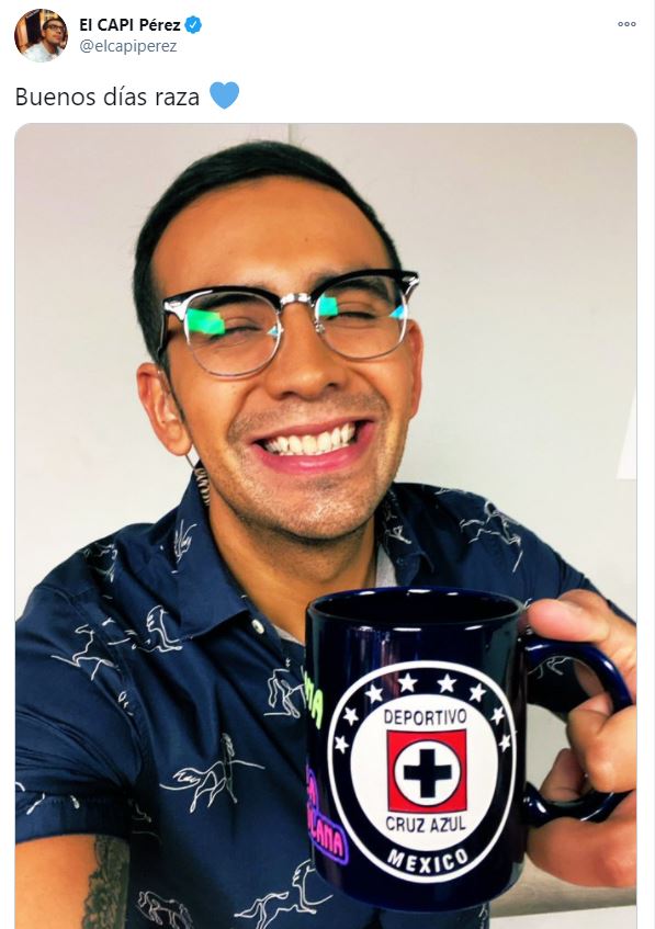 Capi Pérez pide ayuda para quitar logo del Cruz de su taza.