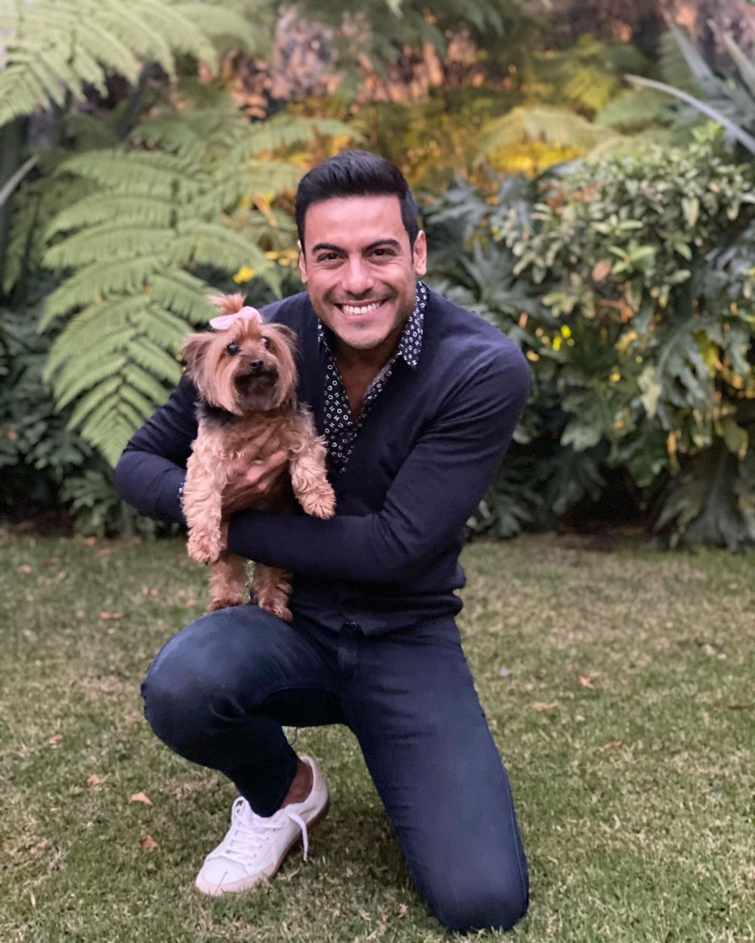 Carlos Rivera le da regalo a Yalitza Aparicio