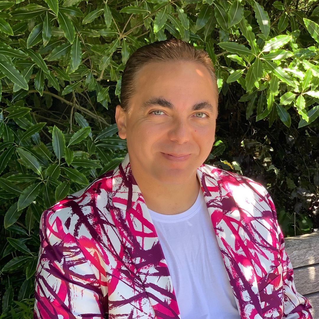 Cristian Castro busca vender mamilas para adultos