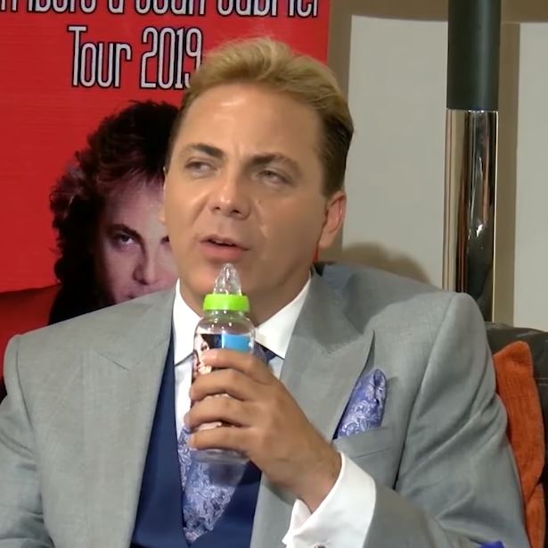 Cristian Castro busca vender mamilas para adultos