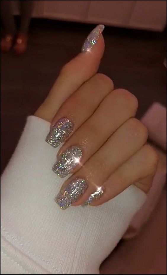 Uñas glitter plateadas
