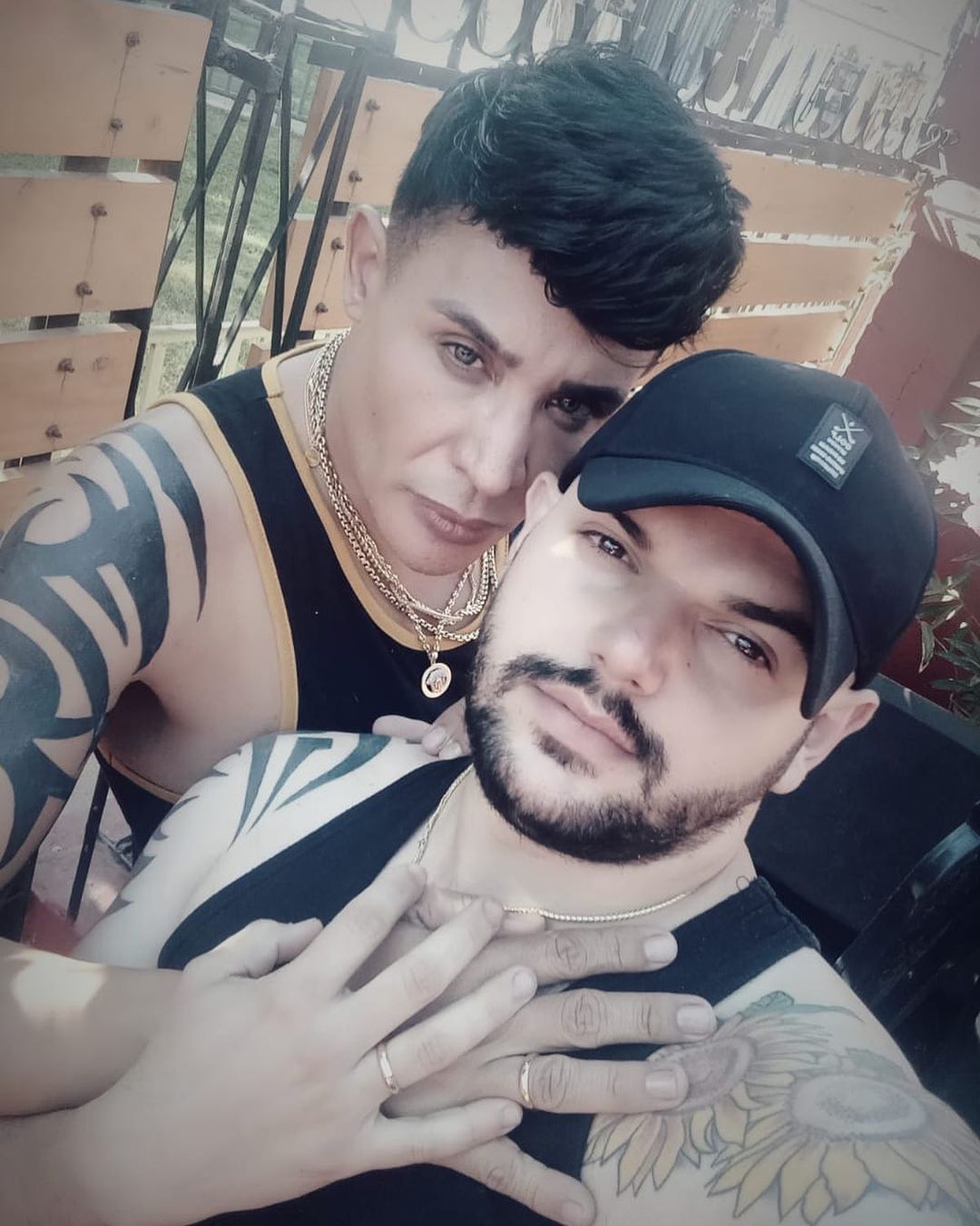 Eduardo Antonio con su novio Roy García