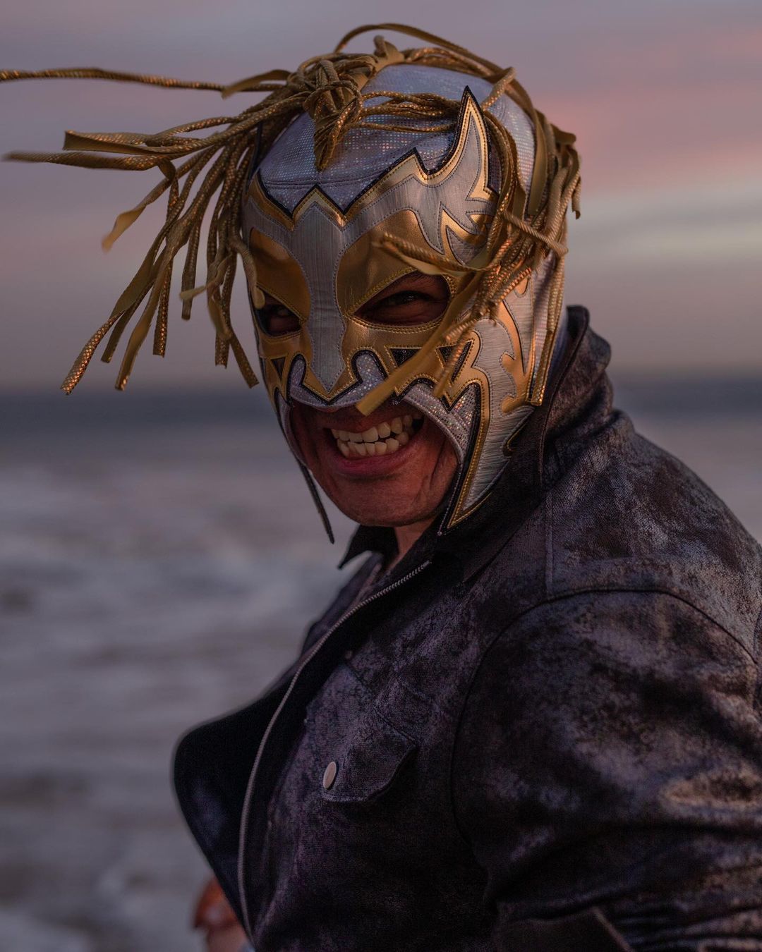 Foto escorpión dorado con su máscara dorada