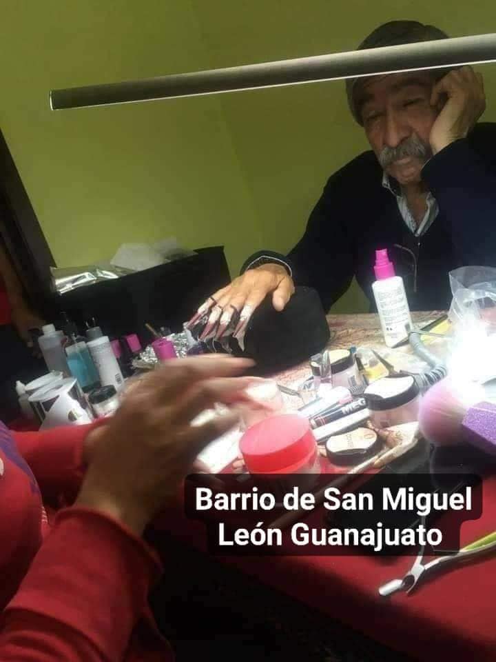 PapÃ¡ deja que su hija le ponga uÃ±as acrÃ­licas para el examen de su curso