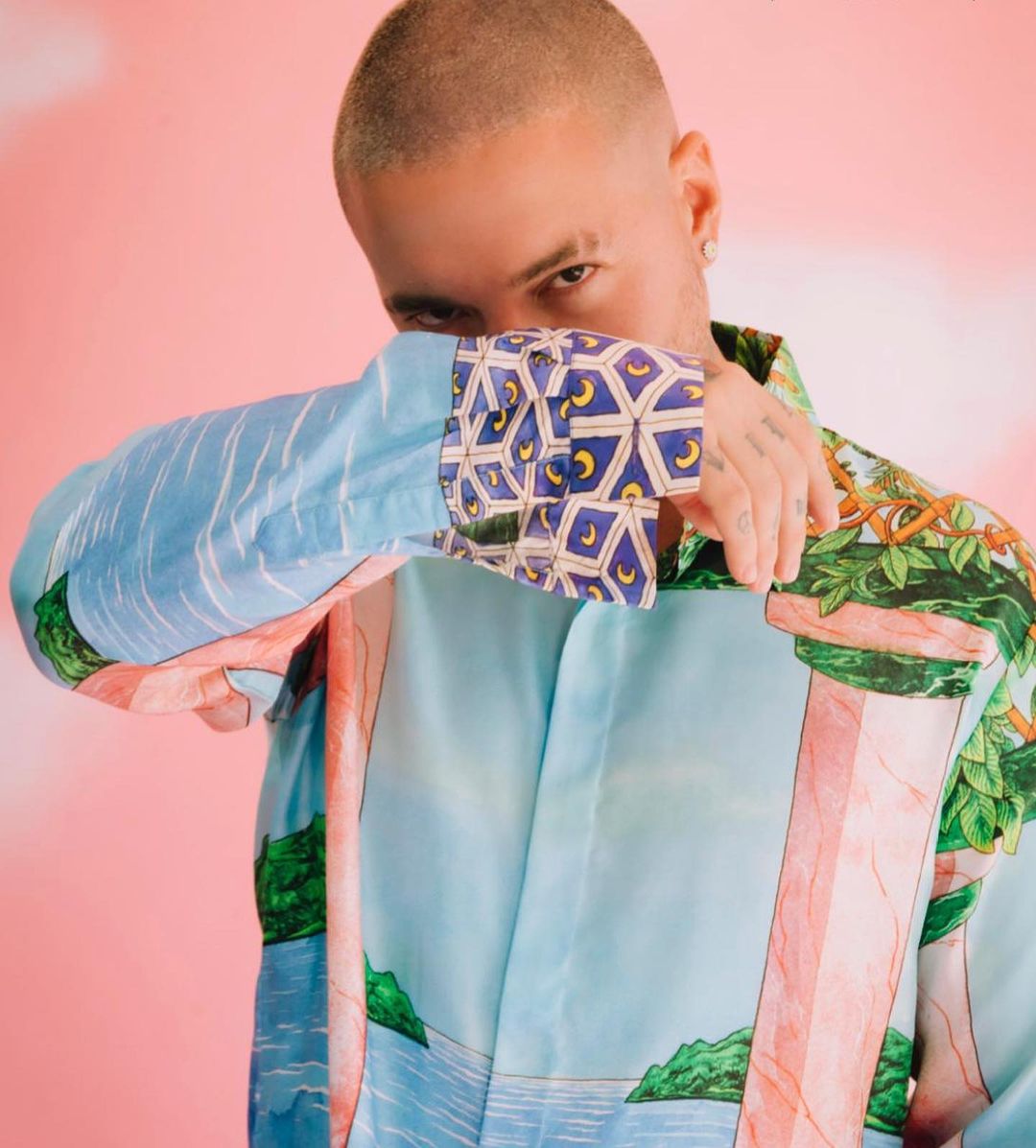JBalvin look pastel