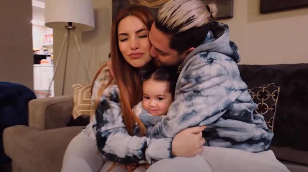 Juguetes de 25 mil pesos: Kimberly Loaiza y Juan de Dios Pantoja para su hija
