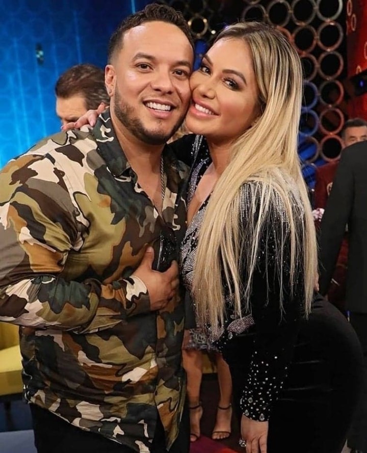 Lorenzo Mendez y Chiquis Rivera abrazados