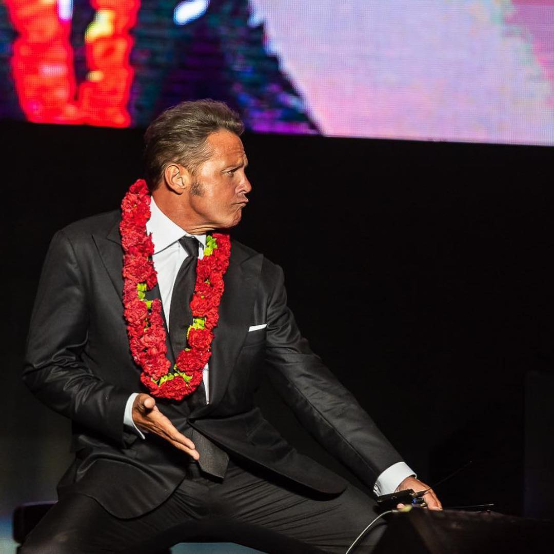 Luis Miguel bailando