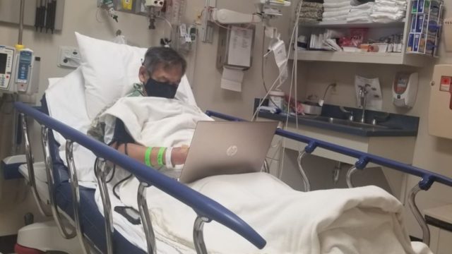 Maestro calificando exámenes de sus alumnos antes de morir en el hospital