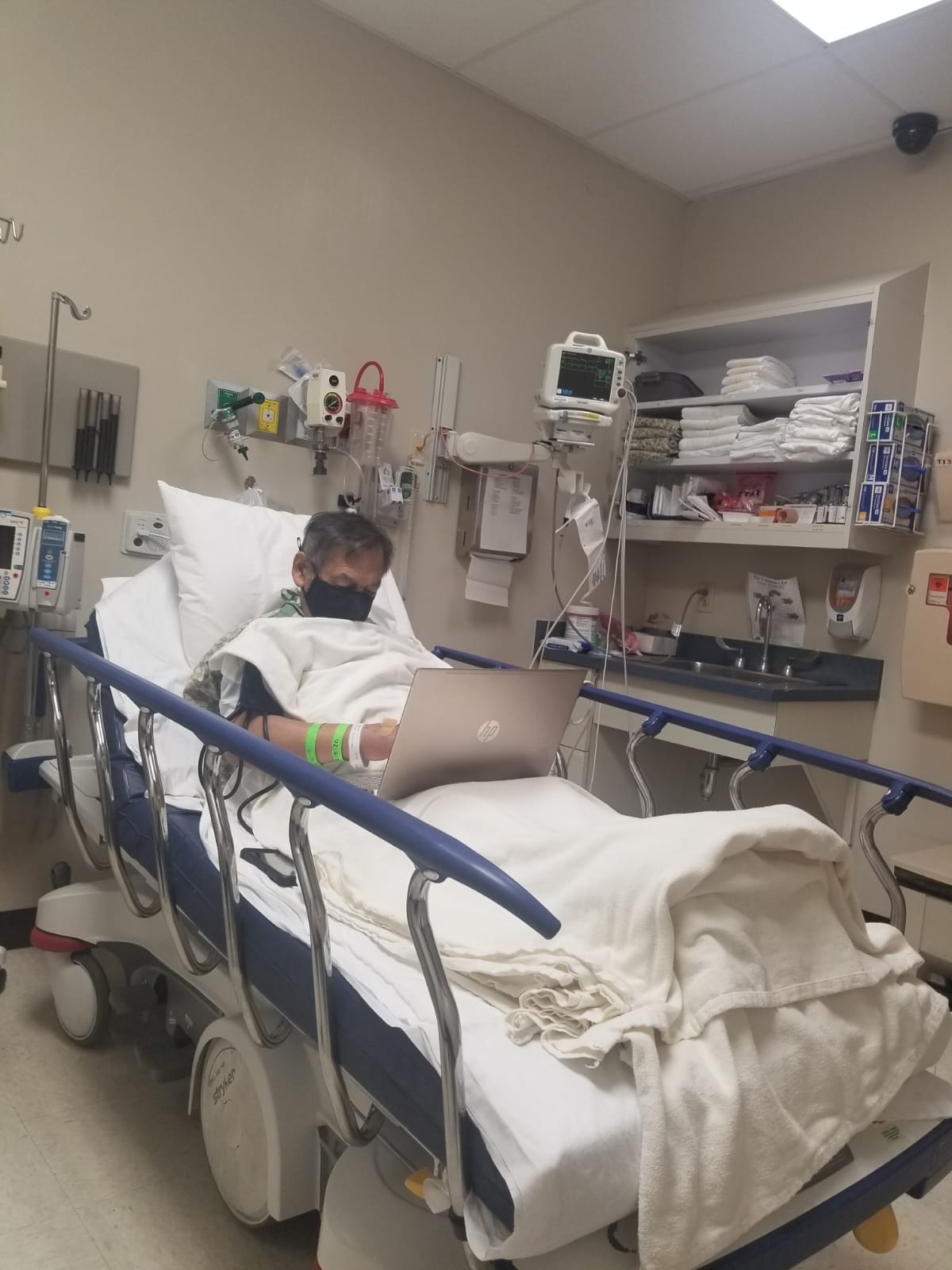 Maestro califica exámenes de sus alumnos antes de morir en el hospital
