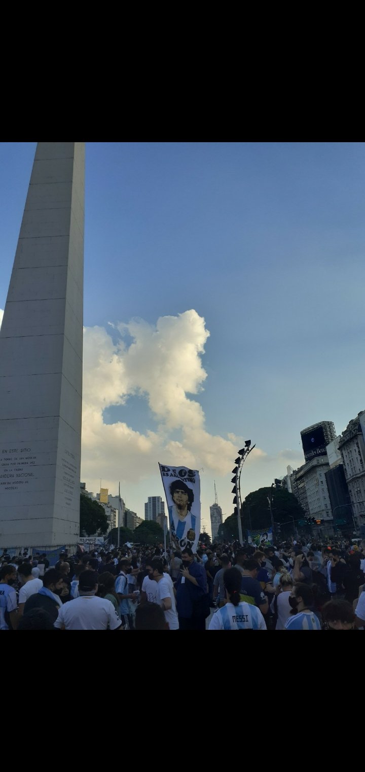 ApariciÃ³n de Maradona en el cielo de Argentina
