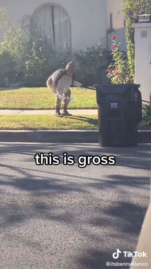 Video de Mia Khalifa recogiendo las heces de su perro con su cubrebocas
