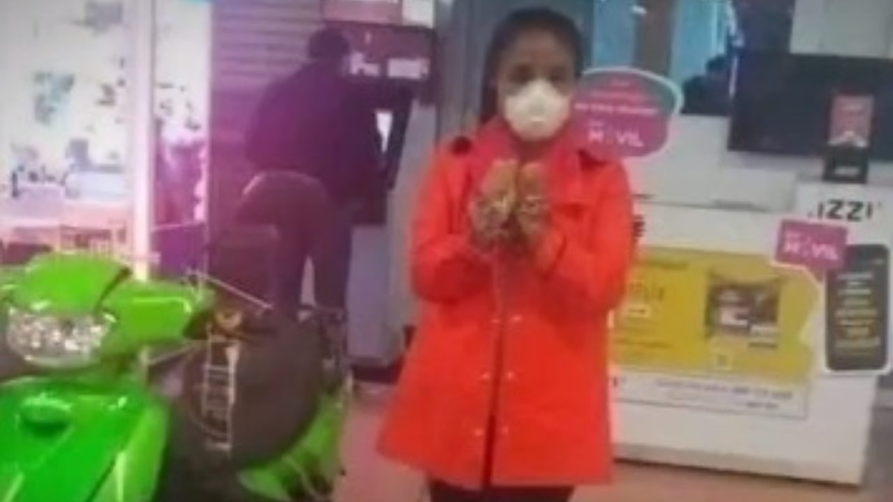 Mujer encadenada motocicleta