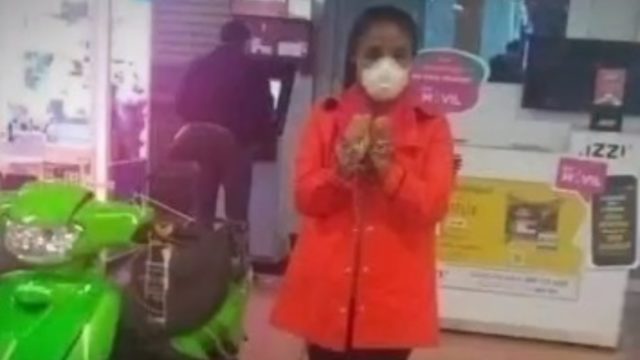 Mujer encadenada motocicleta