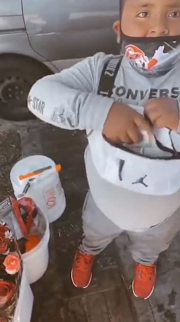 Niño inmigrante y su padre reciben cheque por 800 mil pesos