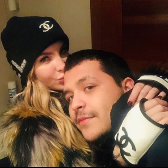 Belinda y Nodal abrazados
