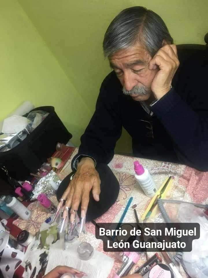 La historia del papÃ¡ que dejÃ³ que su hija le pusiera uÃ±as acrÃ­licas para pasar su examen
