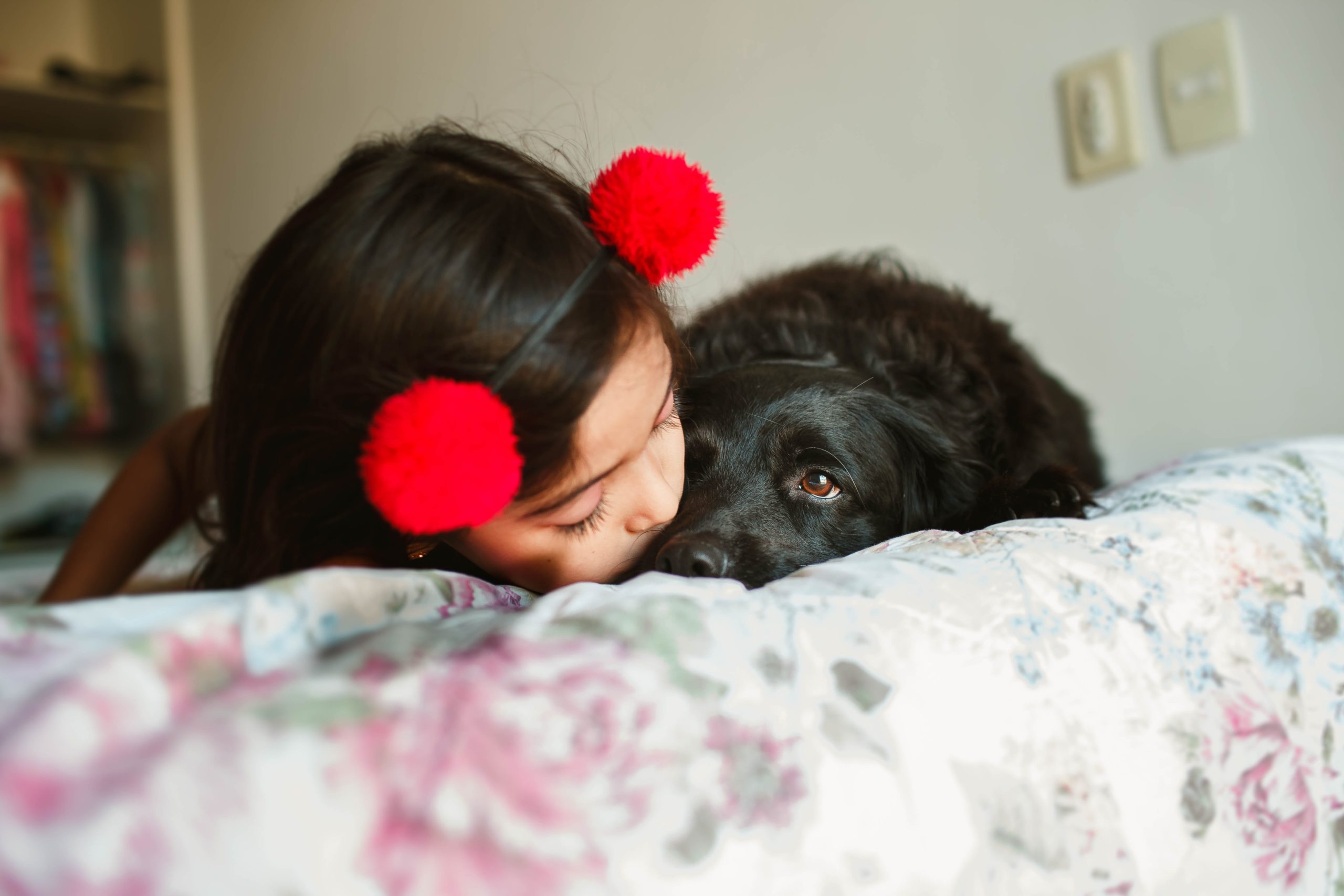 NiÃ±a con perrito dandole un beso