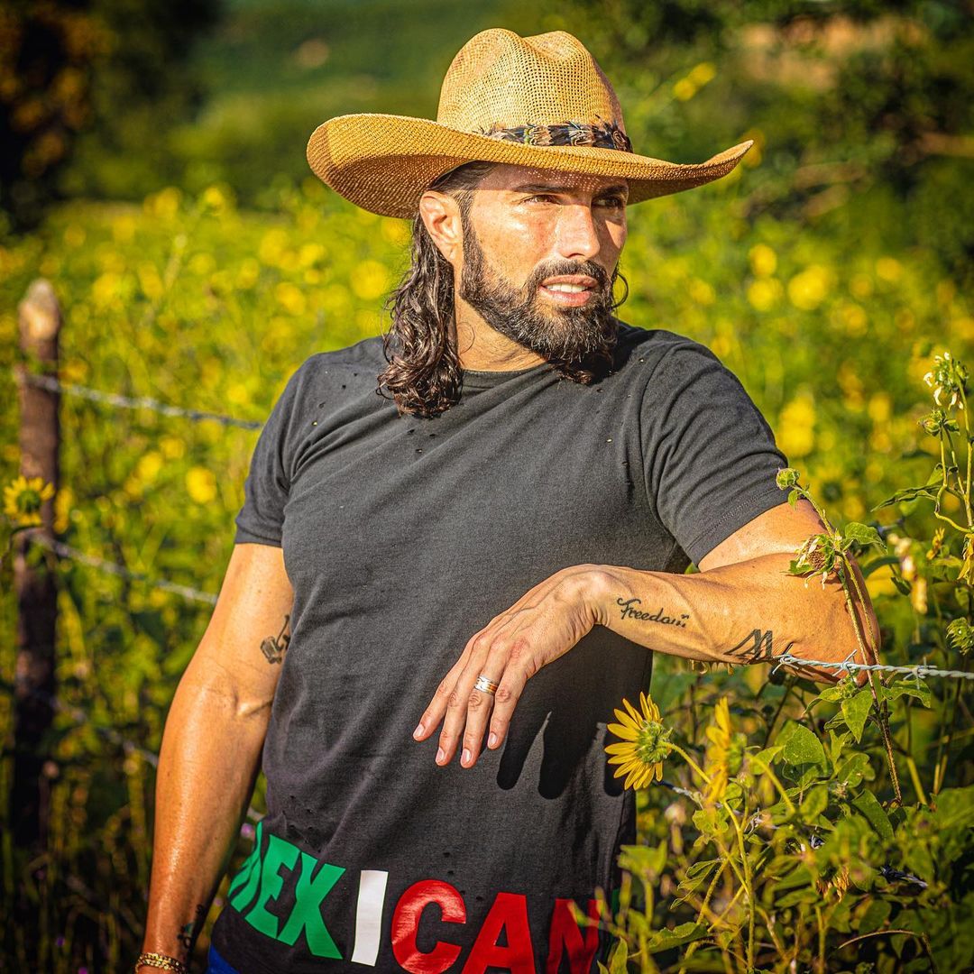 Poncho de Nigris en el campo