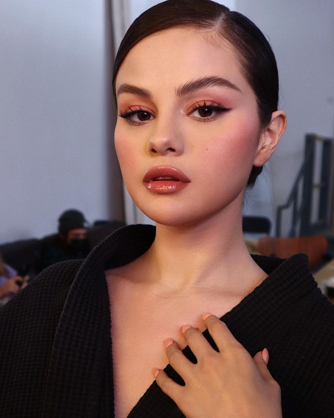 Selena Gomez luce irreconocible en una nueva foto y otra persona
