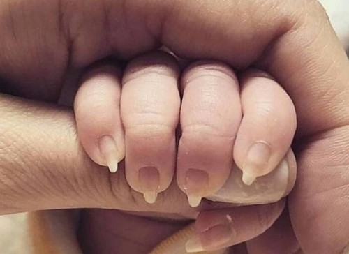 Uñas de la bebe con manicure