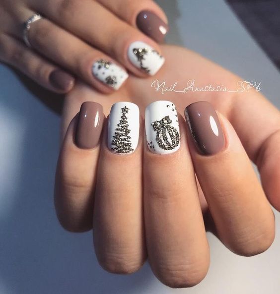 Uñas con esferas de navidad
