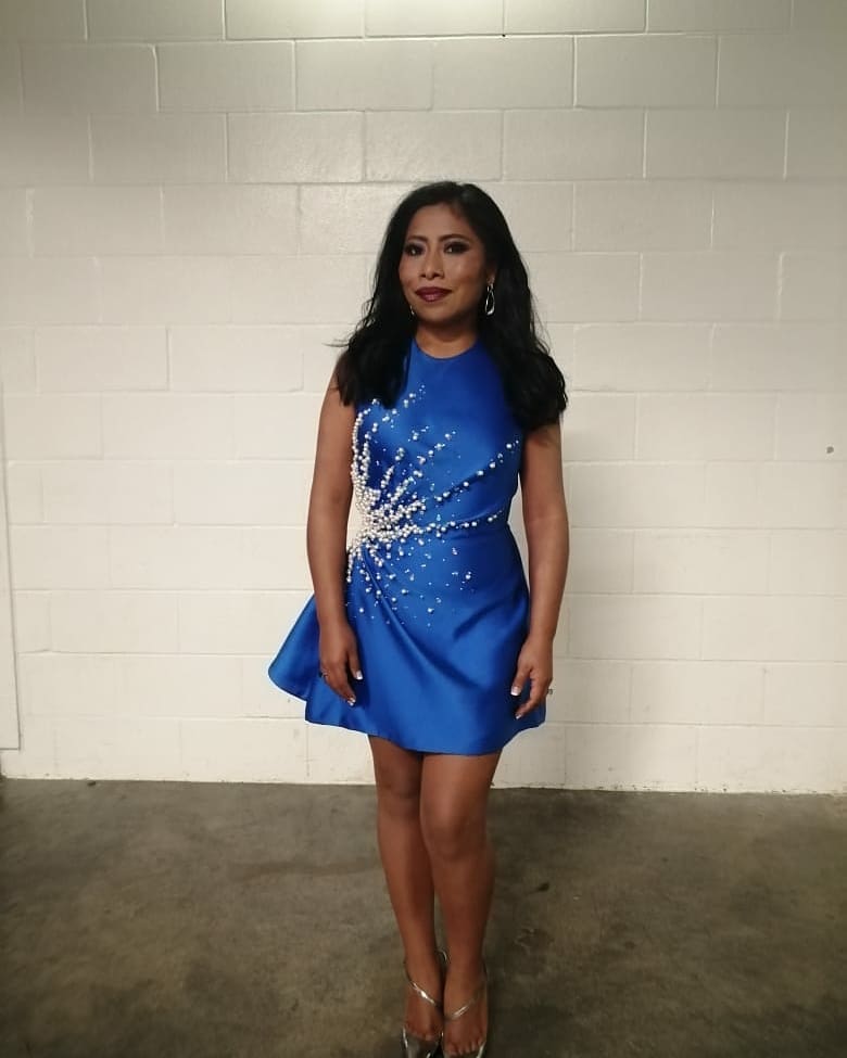 Yalitza Aparicio con vestido azul