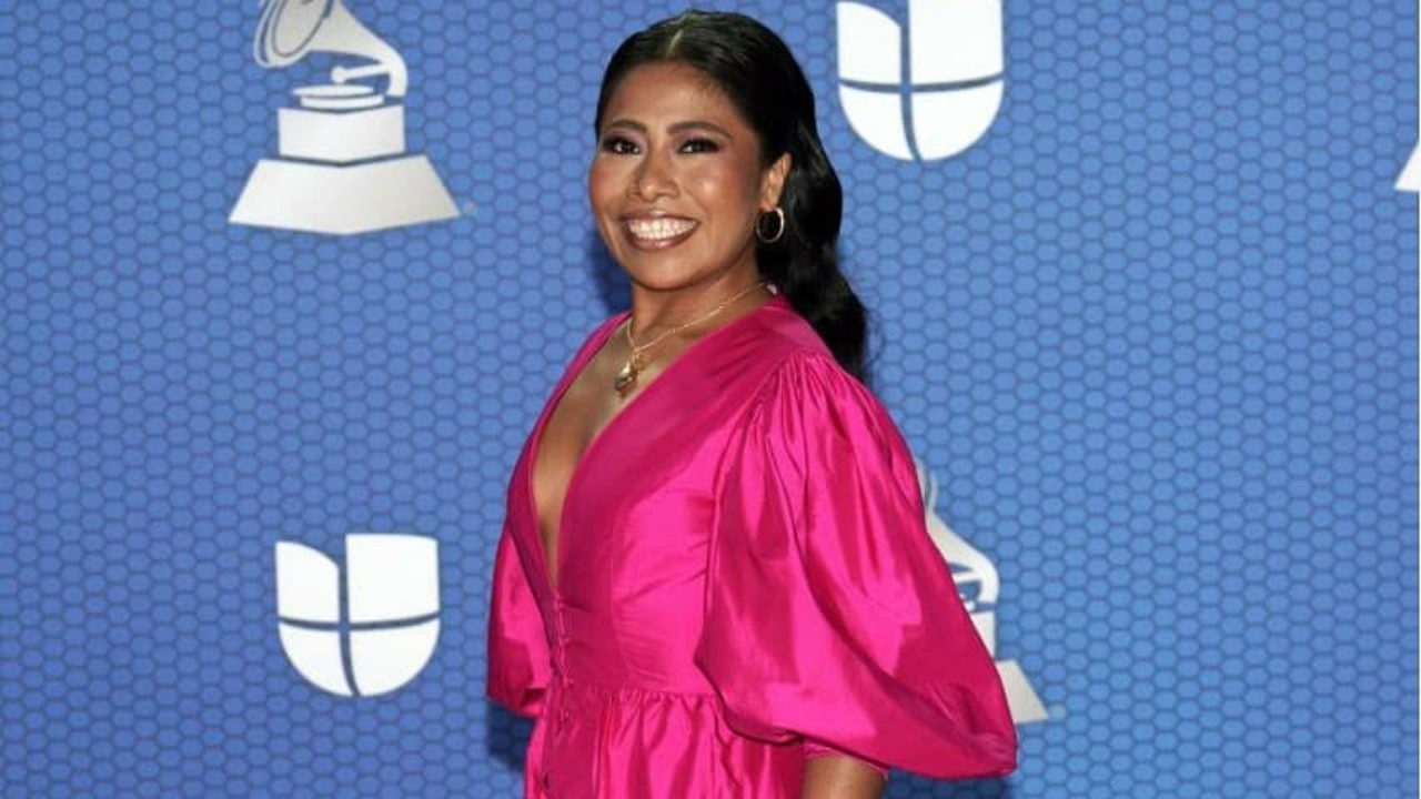 Yalitza Aparicio vestido rosa