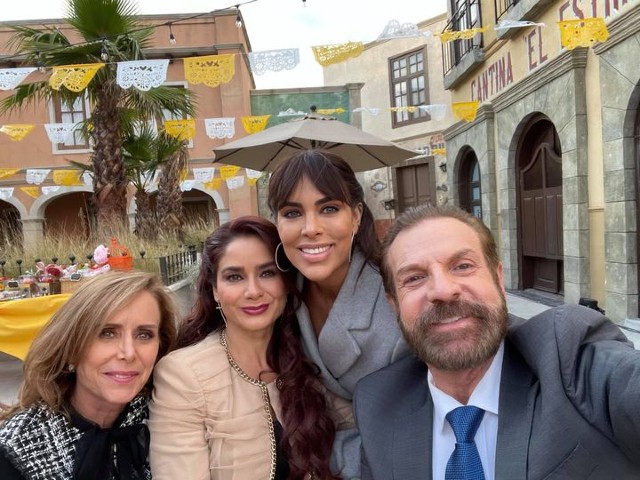 Alejandro Tommasi con el elenco de Quererlo todo