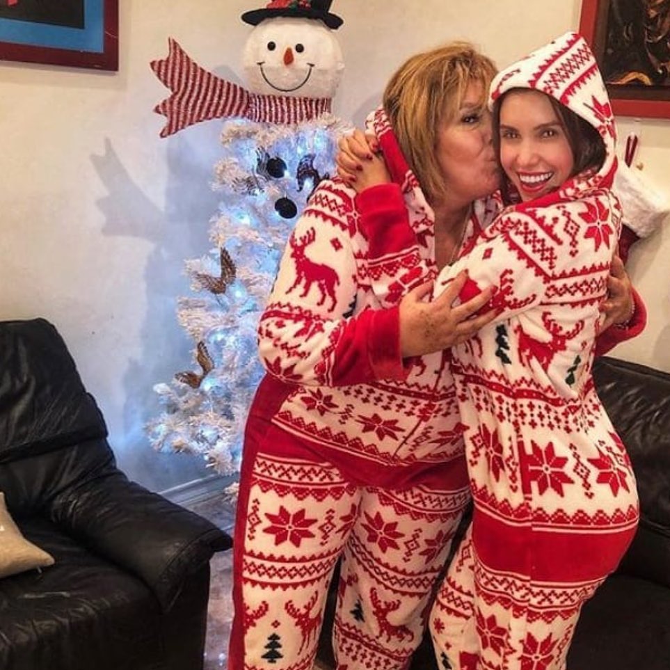Andrea Escalona en pijama con su madre
